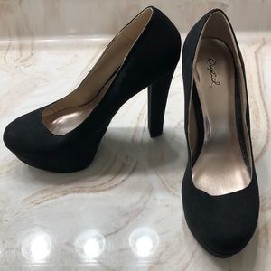 Black platform heels- like new!